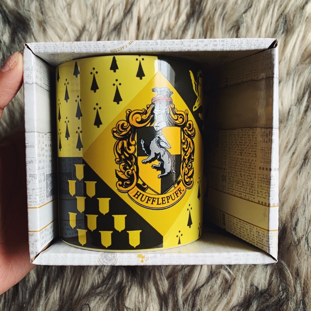NEW HARRY POTTER MUG HUFFLEPUFF - Picture 1 of 6